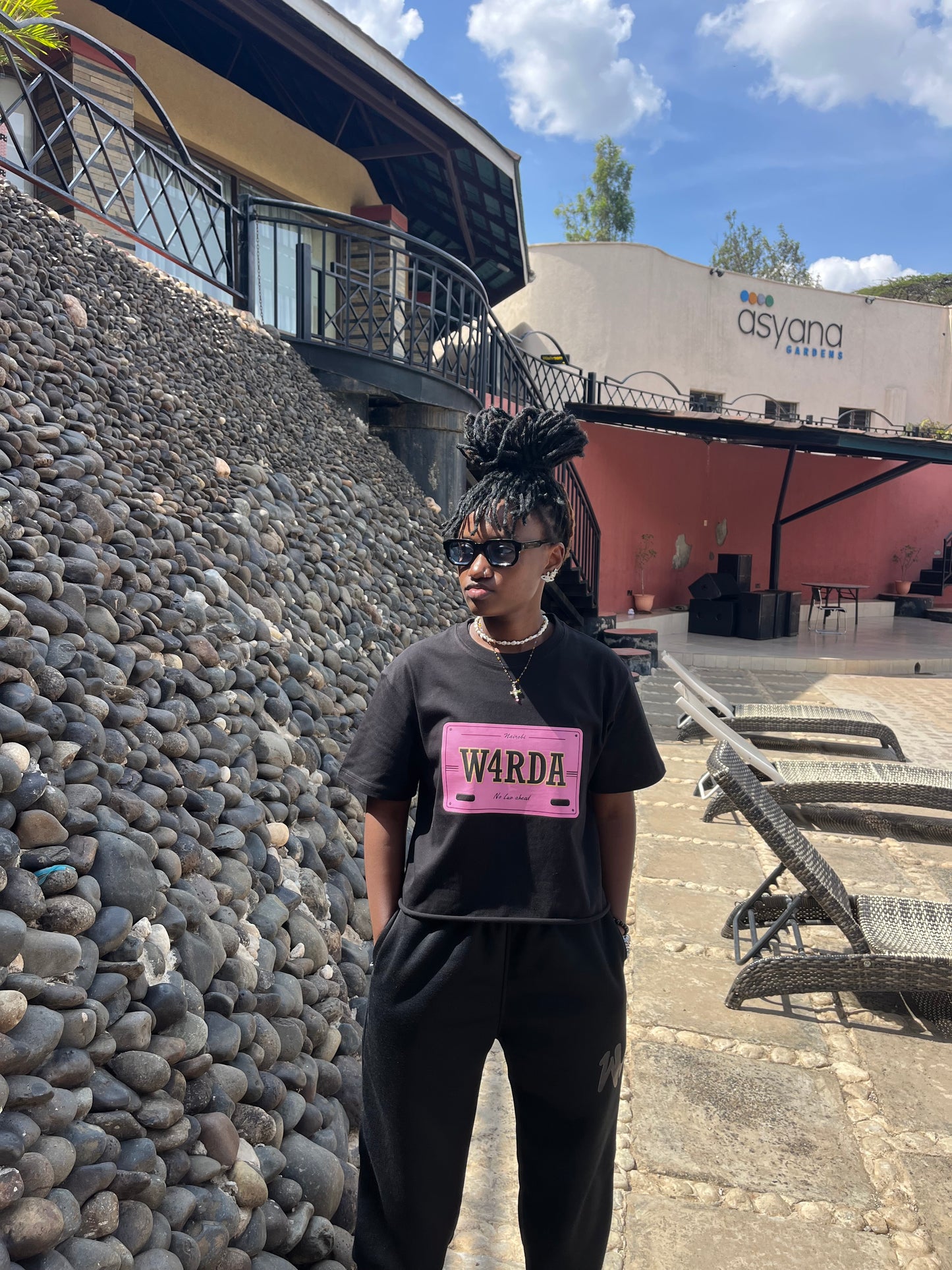 NO LOVE AHEAD BLACK TEE